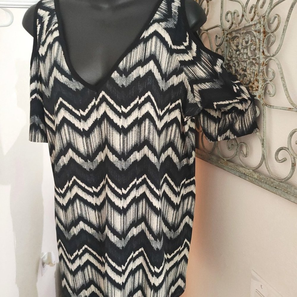 M&E tunic length cold shoulder black and cream top sz large